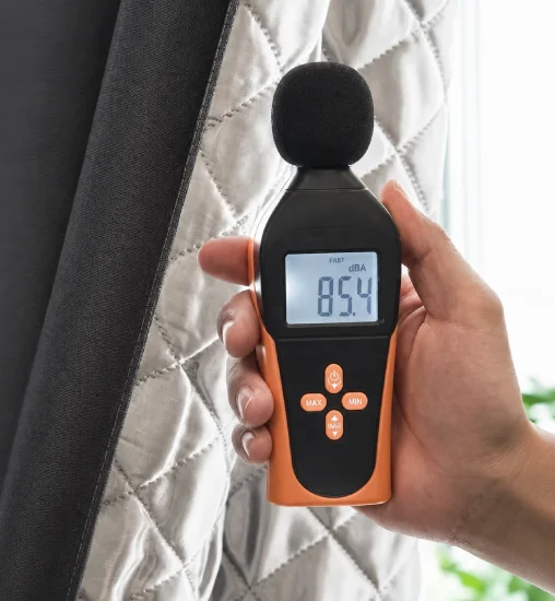 Sonomètre indiquant 85,4 dB sans rideau