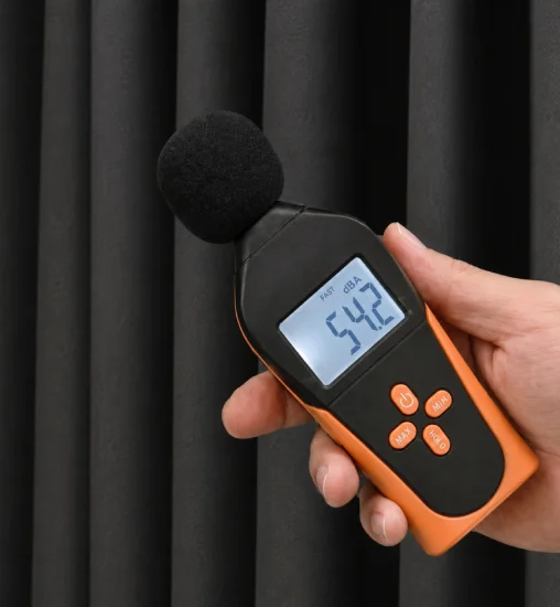 Sonomètre indiquant 54,2 dB avec rideau