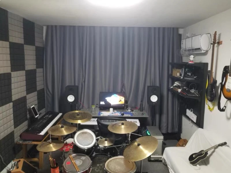 Rideaux phoniques installés dans le studio de musique de Jonathan P.