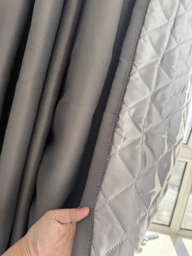 Rideau phonique gris sur-mesure installé chez Karim B.